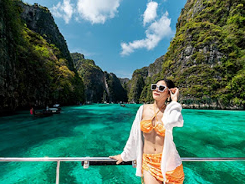 Du lịch Thái Lan thăm quan rất nhiều ngôi chùa linh thiêng