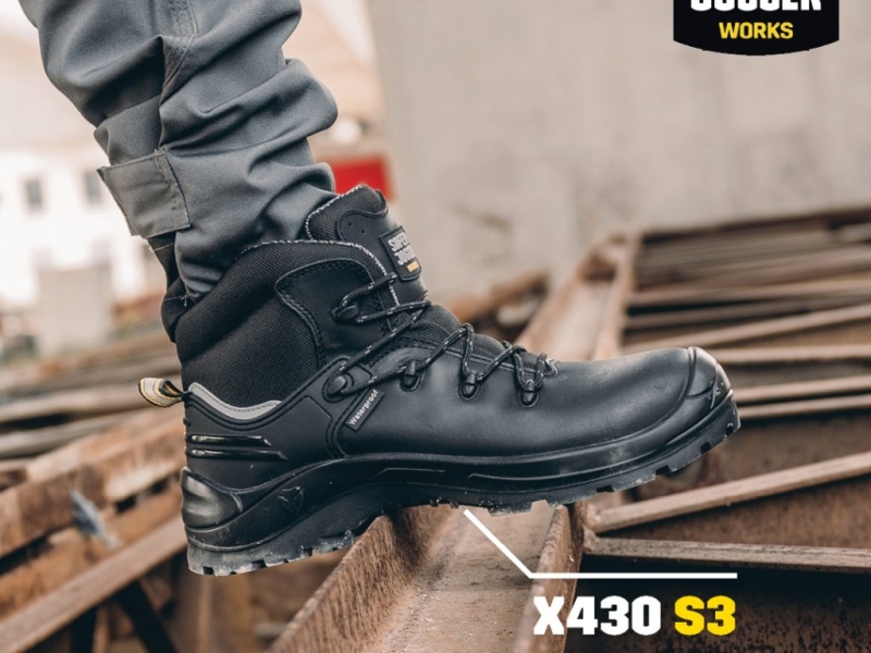 Nên chọn giày bảo hộ da hay vải?