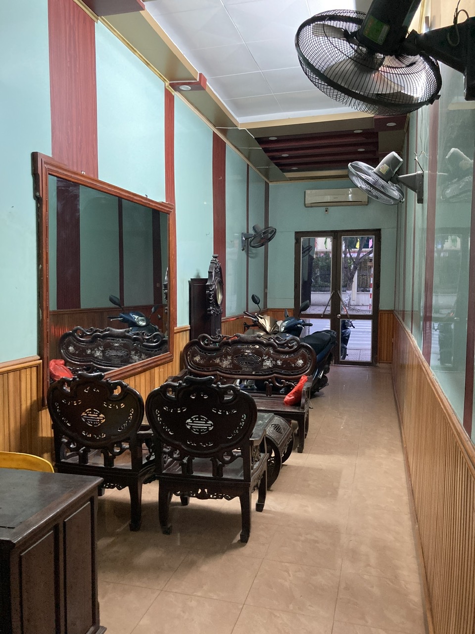Cho thuê nhà mặt phố 2 tầng (50m2/ 1 sàn) ở 396 Hà Huy Tập, Yên