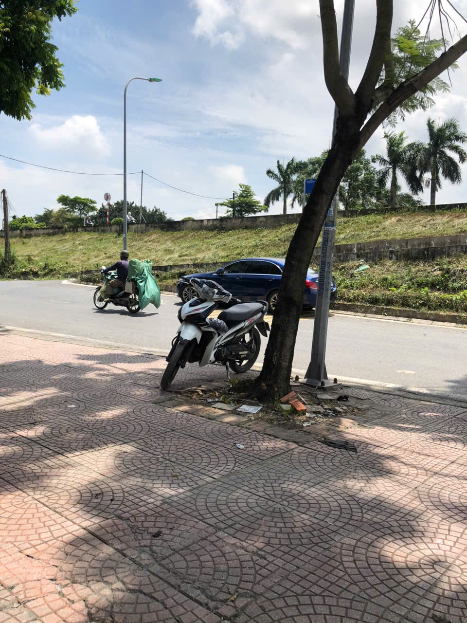 Cho thuê tầng hầm và tầng 1, tòa nhà 5 tầng tại số 15 đường Bát