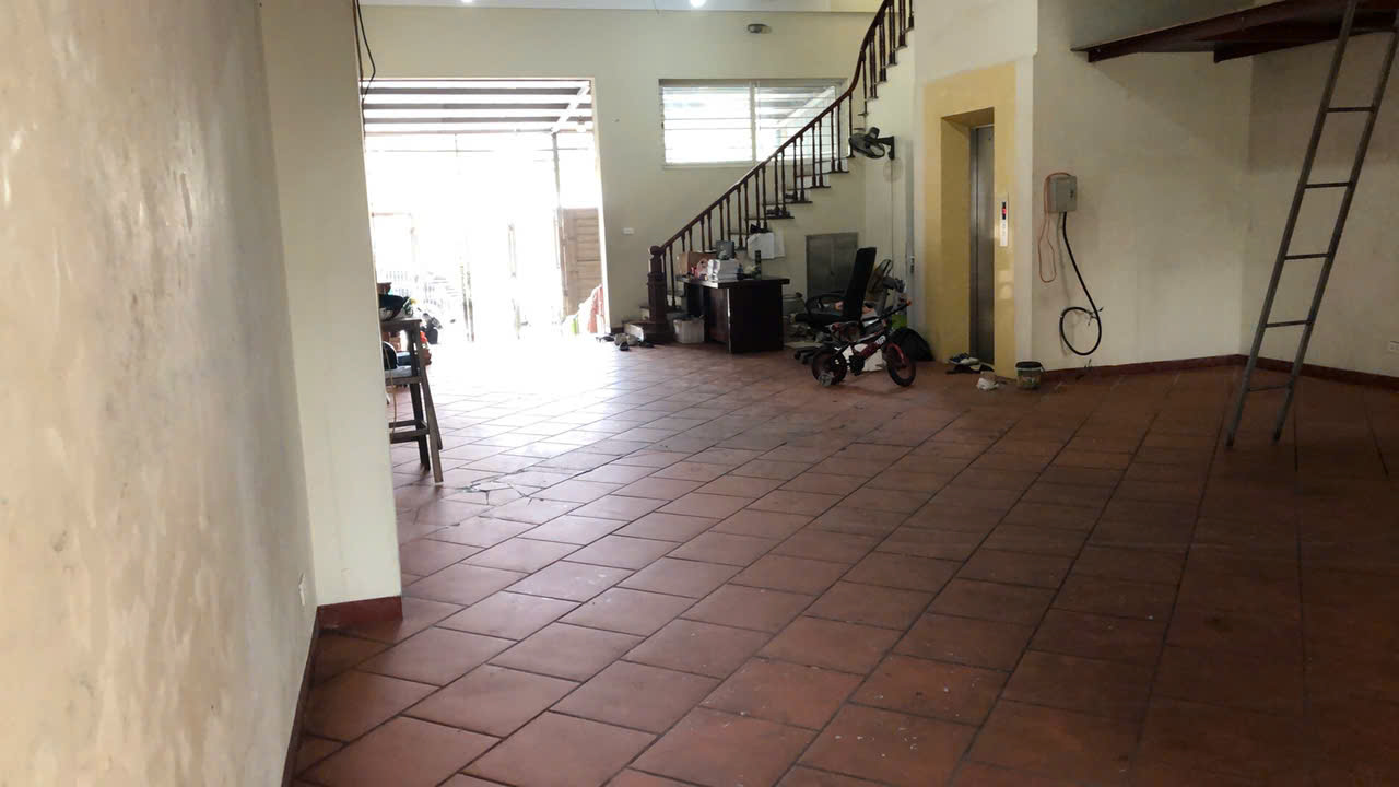Cho thuê tầng hầm và tầng 1, tòa nhà 5 tầng tại số 15 đường Bát