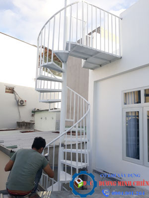 Cầu thang sắt lên sân thượng - Mẫu mới tại hcm