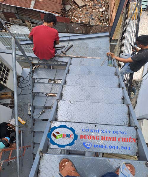 Làm Cầu Thang Sắt Thoát Hiểm
