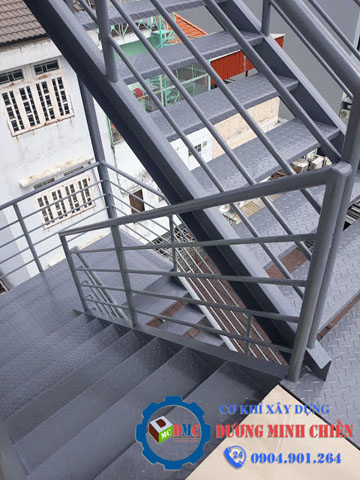 Làm Cầu Thang Sắt Thoát Hiểm