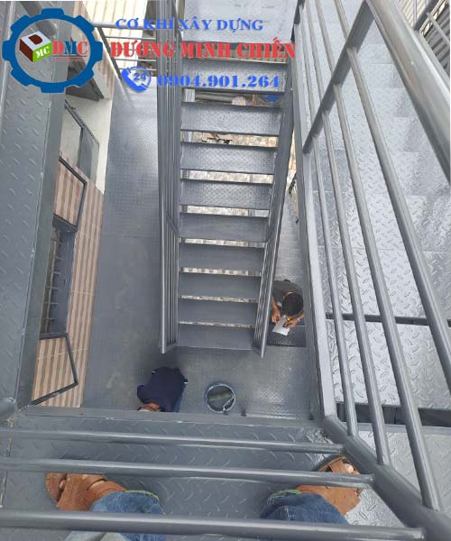 Làm Cầu Thang Sắt Thoát Hiểm