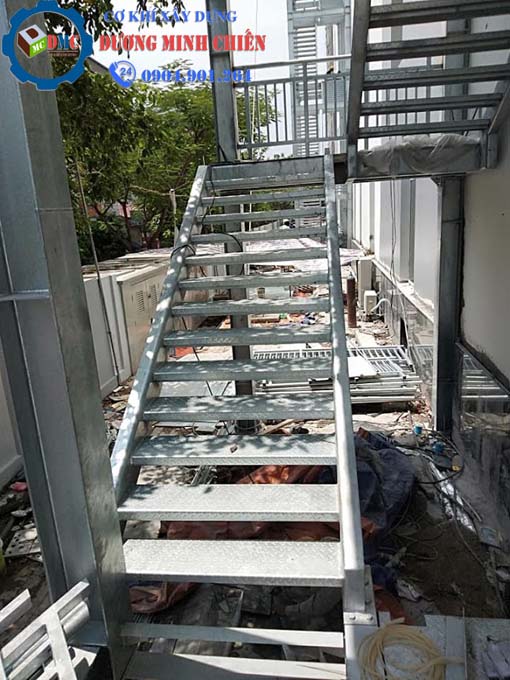 Làm Cầu Thang Sắt Thoát Hiểm