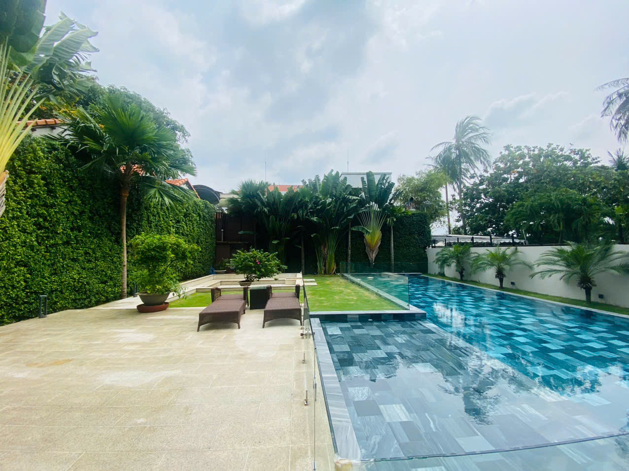 bán nhà mt Nguyễn ư dĩ, p. Thảo điền , Q2 , tp.Thủ đức . Giá  : 220