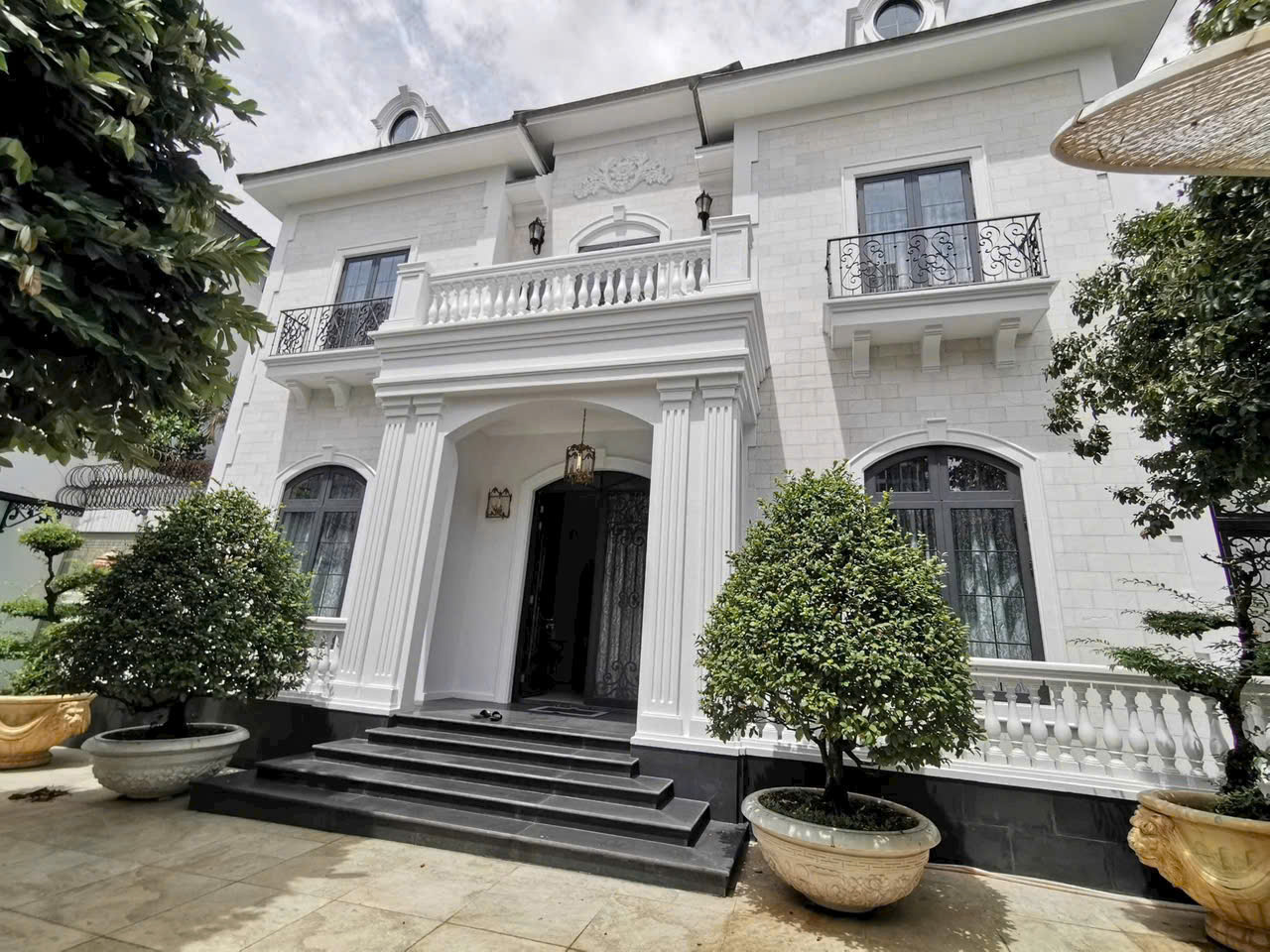 bán biệt thự sân vườn đẹp tại duong so 42 quoc hương thao điền Q2 ,